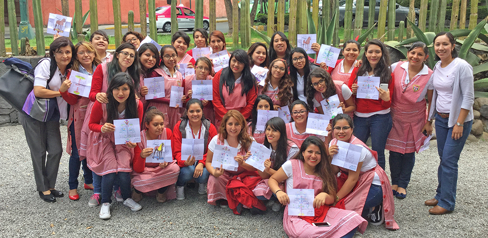 La maestra Yezmín Roldán (extremo izquierda) y su grupo de alumnas de la ENMJN