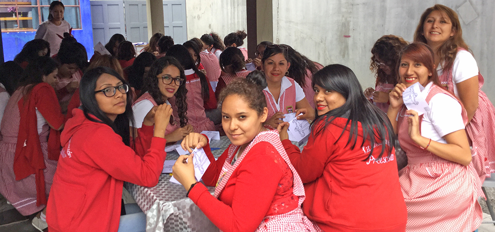 Alumnas de la ENMJN en una de las sesiones de taller