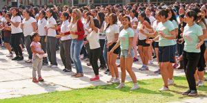 Estudiantes de la ENMJN en actividad colectiva en la explanada principal.